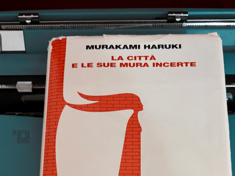 Un libro che sa come un bicchiere di vino sotto le stelle: “La Città e le sue mura incerte” di Haruki&nbsp;Murakami